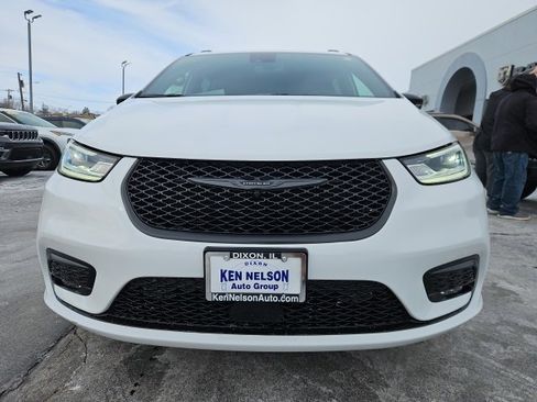 New 2026 Chrysler Pacifica Select image 2
