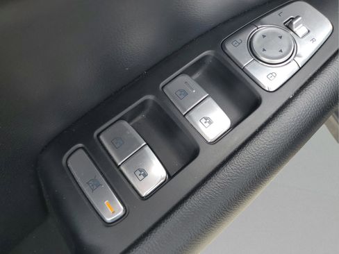 Used 2025 Genesis G70 2.5T image 14