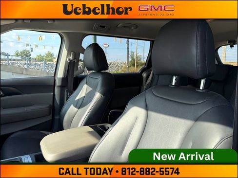 Used 2025 Kia Carnival FWD image 22