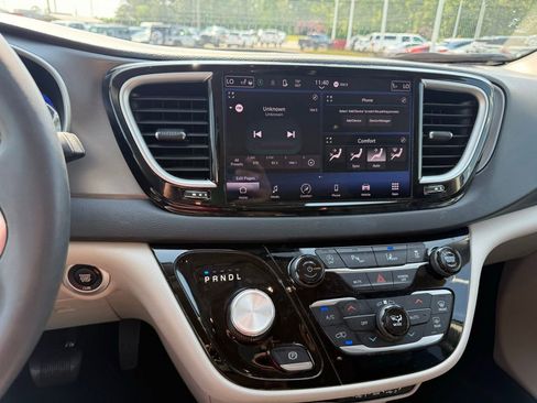 Used 2023 Chrysler Pacifica Touring-L FWD image 13