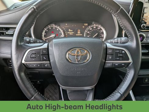Used 2022 Toyota Highlander XLE FWD image 16