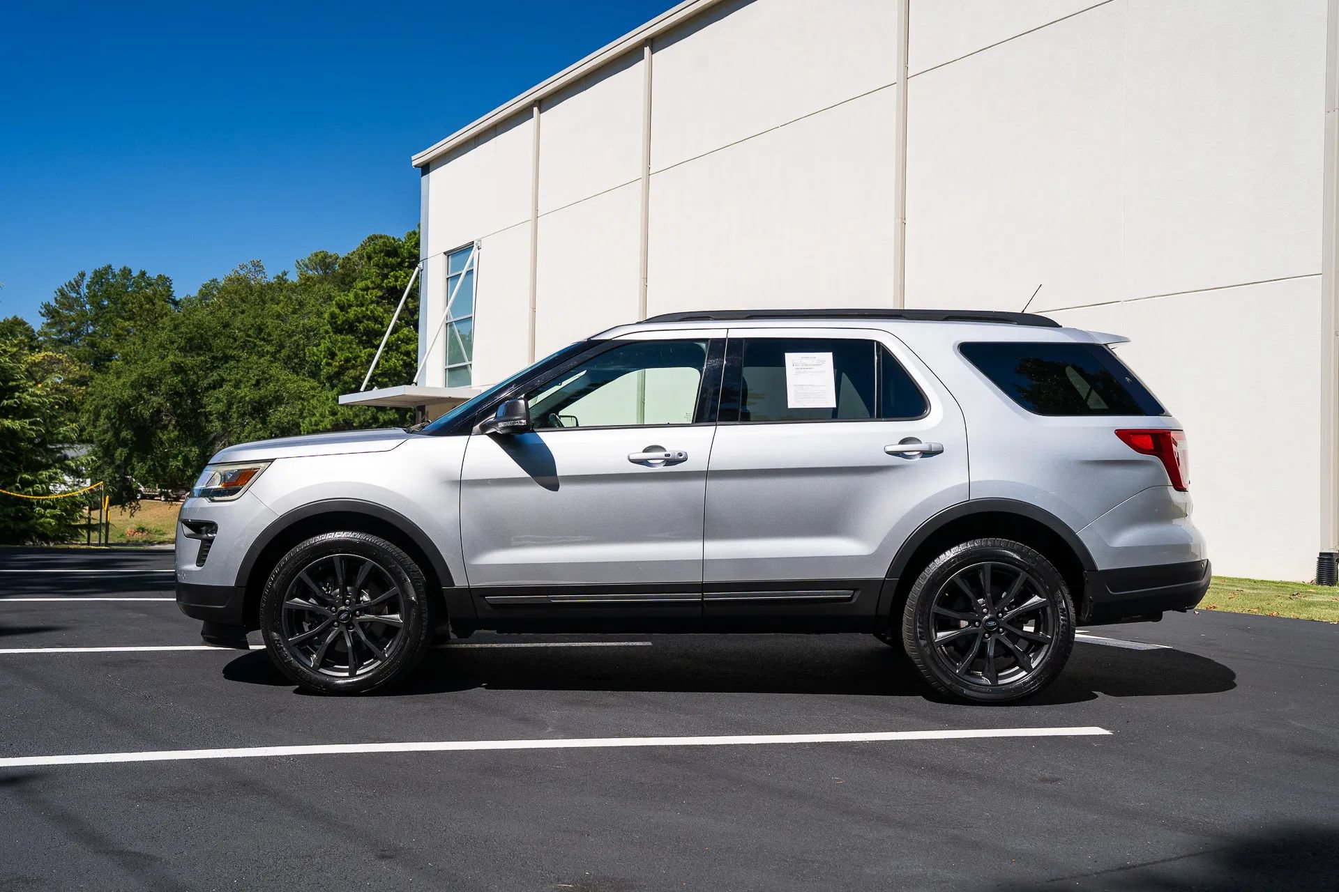 Used 2018 Ford Explorer XLT w/ Equipment Group 202A AWD/4WD image 4