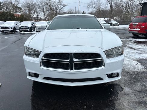Used 2014 Dodge Charger SXT image 2
