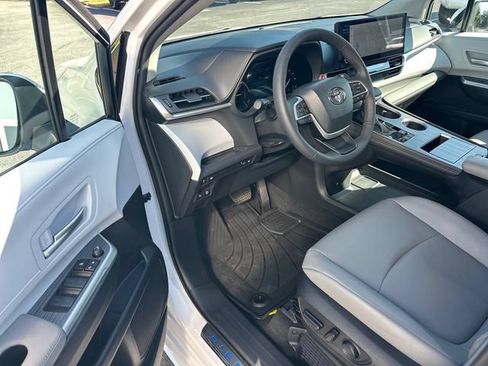 Used 2026 Toyota Sienna XLE FWD image 12