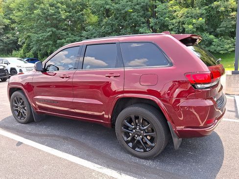 Used 2021 Jeep Grand Cherokee Laredo X AWD/4WD image 3