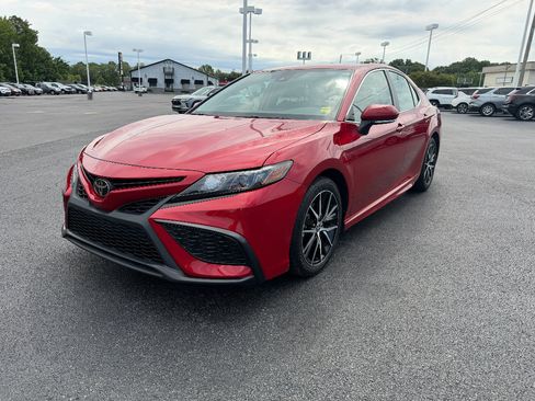 Used 2023 Toyota Camry SE FWD image 3