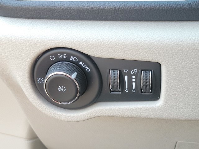 Used 2023 Chrysler Pacifica Touring-L AWD/4WD image 12
