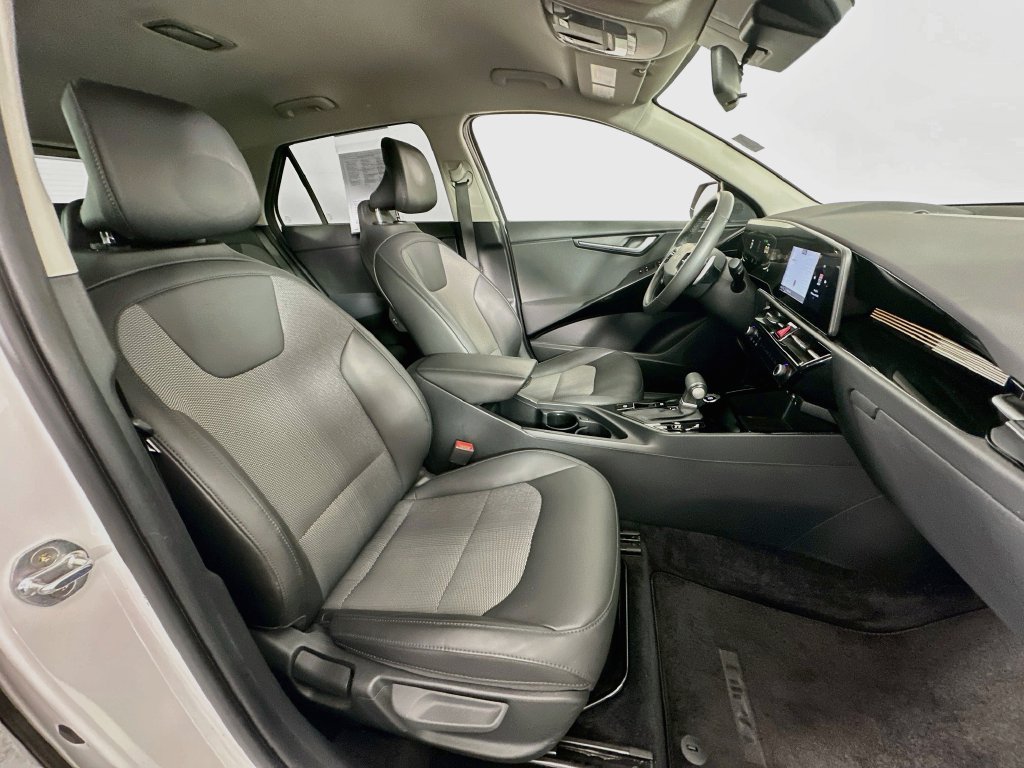Used 2023 Kia Niro EX FWD image 30