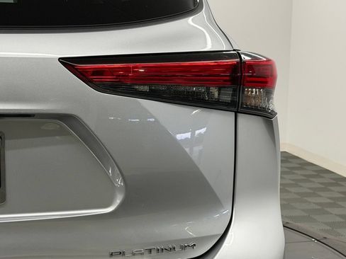 Used 2022 Toyota Highlander Platinum FWD image 14