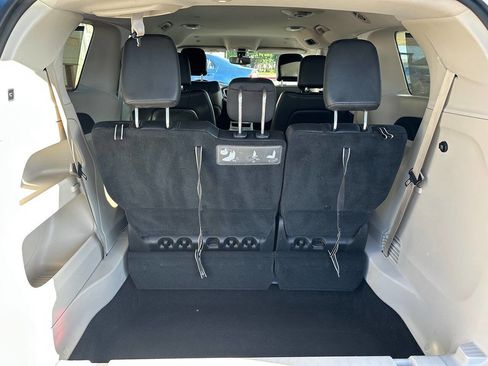 Used 2019 Chrysler Pacifica Touring-L image 7