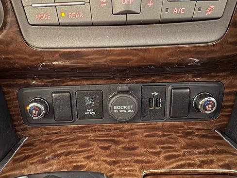 Used 2018 Nissan Armada Platinum w/ Interior Lighting Package RWD image 26