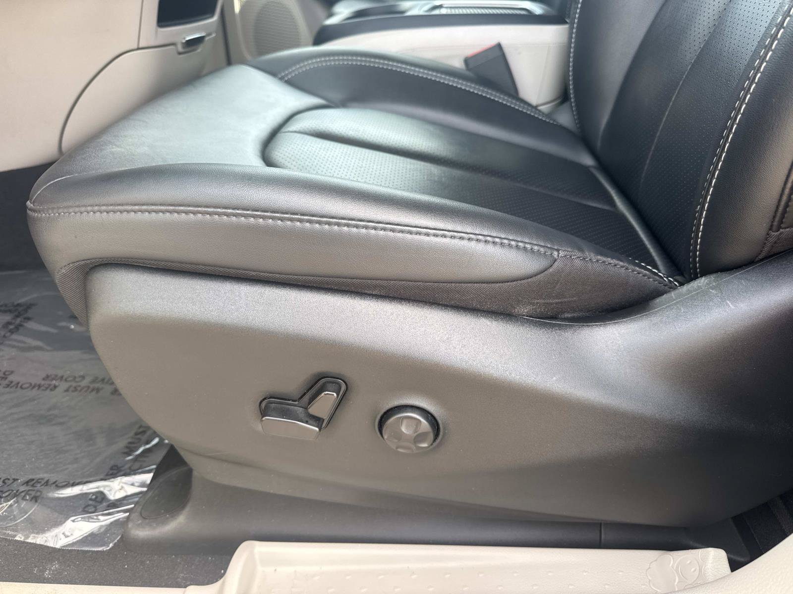 Used 2024 Chrysler Pacifica Touring-L FWD image 18
