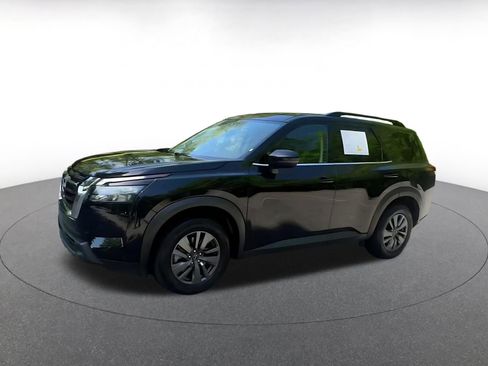Used 2025 Nissan Pathfinder SV image 8