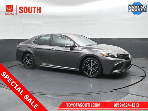 Used 2024 Toyota Camry SE image 1