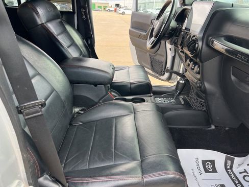 Used 2012 Jeep Wrangler Unlimited Sahara image 17