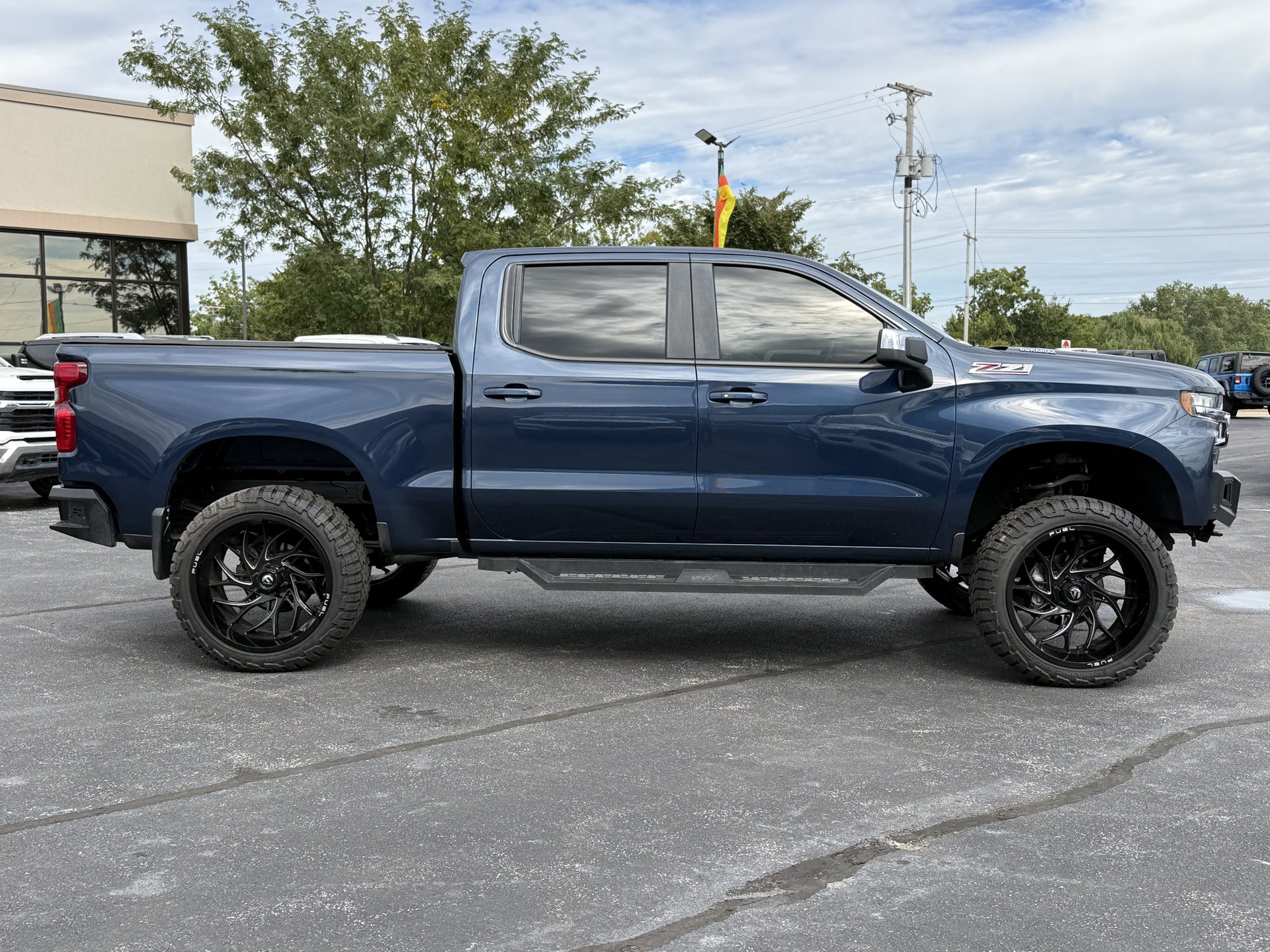 Used 2021 Chevrolet Silverado 1500 LT w/ Z71 Off-Road Package AWD/4WD image 9