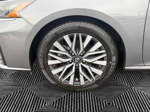 Used 2025 Nissan Altima 2.5 SV FWD image 14