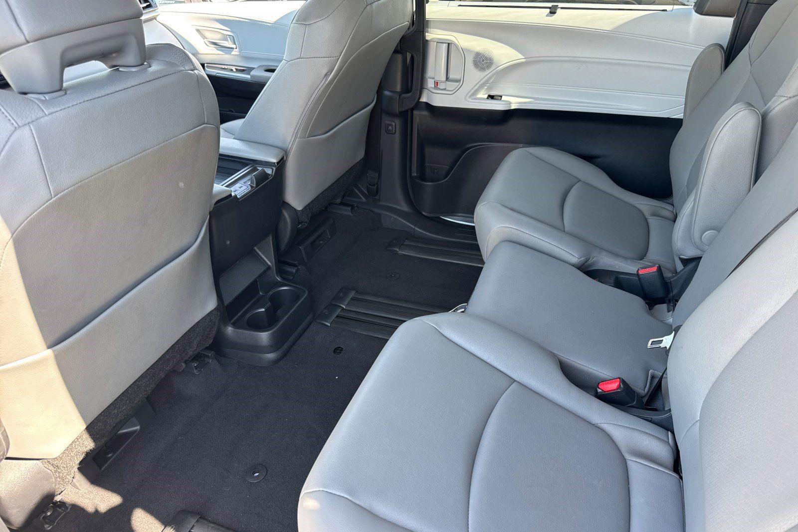 Used 2026 Toyota Sienna XLE FWD image 25