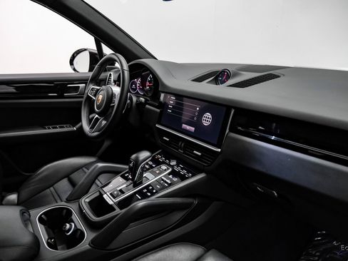 Used 2022 Porsche Cayenne w/ Premium Package image 37
