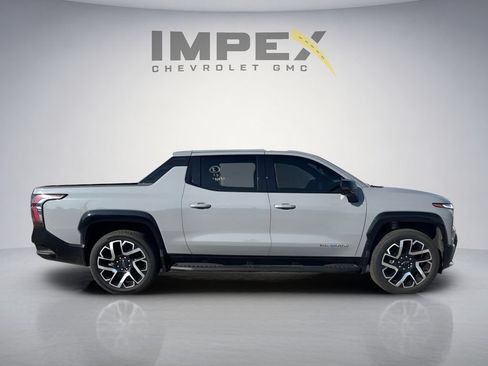 Used 2025 Chevrolet Silverado EV RST AWD/4WD image 8