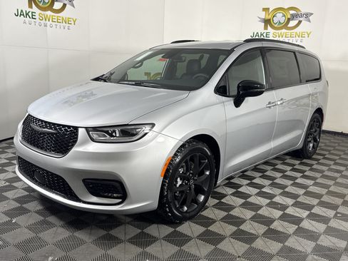 New 2026 Chrysler Pacifica Select w/ S Appearance Package FWD image 4