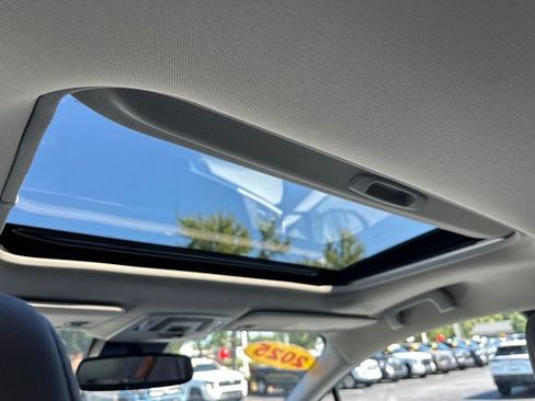 Used 2025 Toyota Sienna XLE FWD image 11