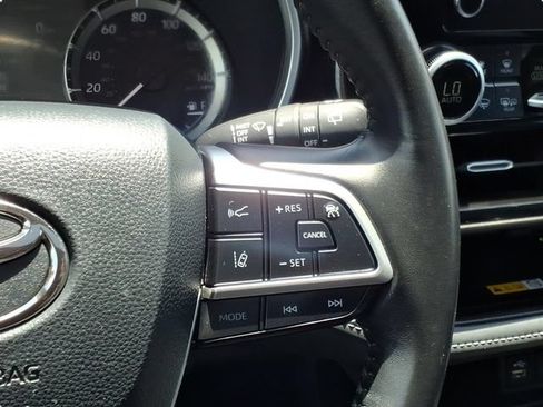 Certified 2024 Toyota Highlander XLE FWD image 16