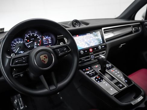 Certified 2024 Porsche Macan image 4