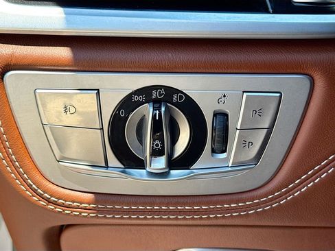 Used 2018 BMW 750i image 36