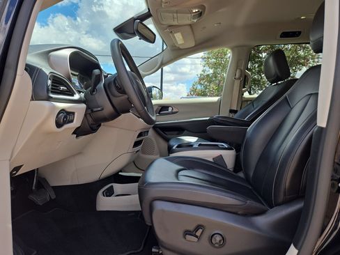 Used 2024 Chrysler Pacifica Limited FWD image 16