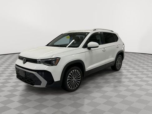 Used 2025 Volkswagen Taos SE FWD image 5