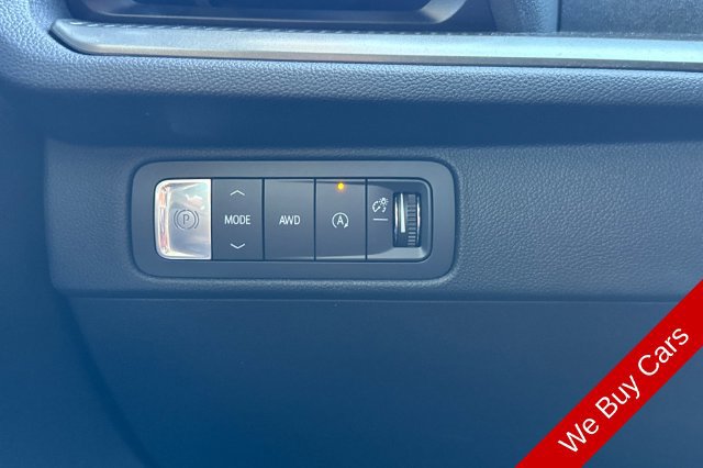 Used 2025 Chevrolet Traverse LT AWD/4WD image 34