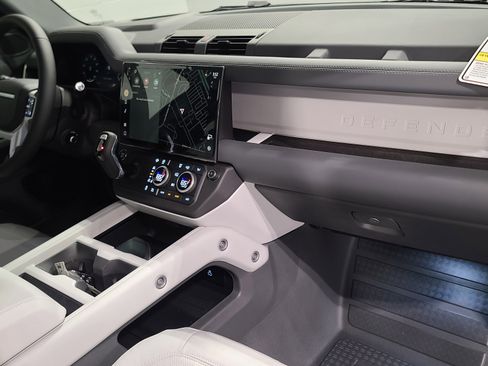 New 2026 Land Rover Defender 110 X-Dynamic SE image 4