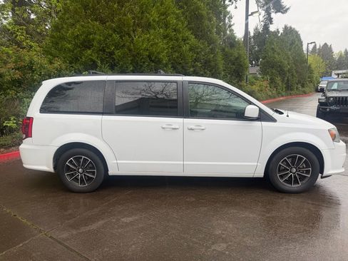 Used 2018 Dodge Grand Caravan GT image 2