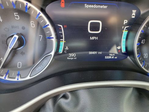 Used 2024 Chrysler Pacifica Touring-L FWD image 20