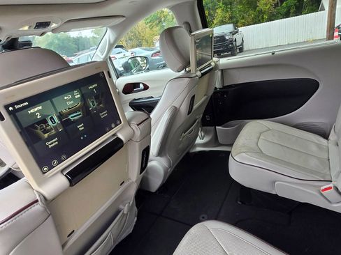 Used 2017 Chrysler Pacifica Limited image 16