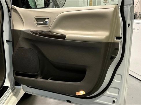 Used 2019 Toyota Sienna XLE Premium image 29