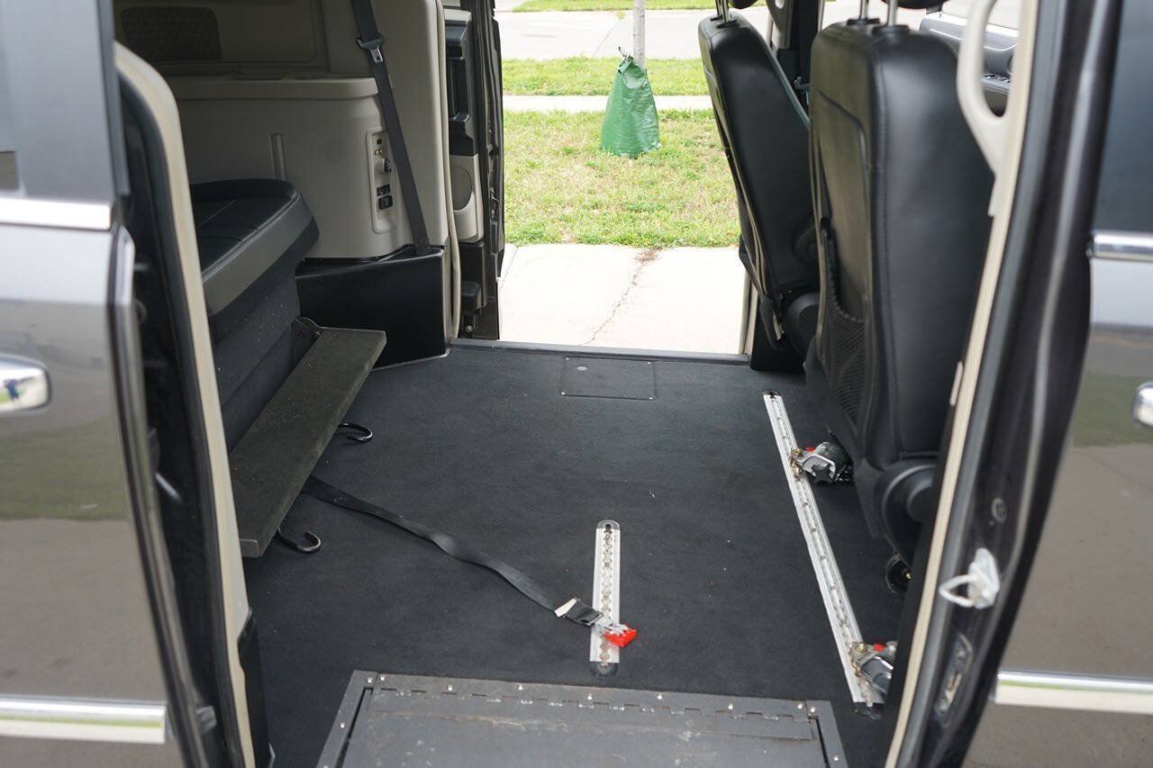 Used 2016 Chrysler Town & Country Touring w/ Driver Convenience Group FWD image 15