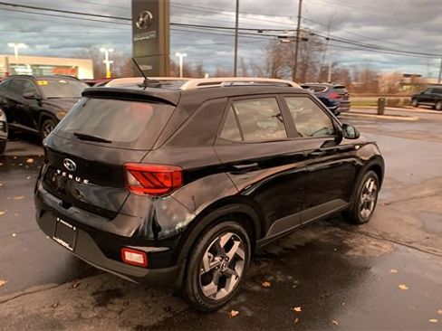 Certified 2025 Hyundai Venue SEL image 5