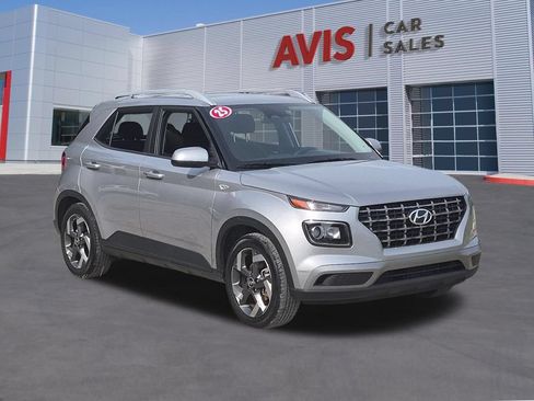 Used 2025 Hyundai Venue SEL FWD image 3