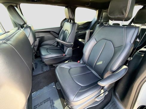 Used 2024 Chrysler Pacifica Limited image 22