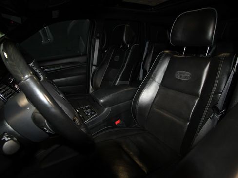 Used 2020 Jeep Grand Cherokee Overland image 4