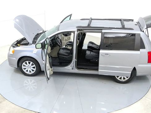 Used 2014 Chrysler Town & Country Touring image 46