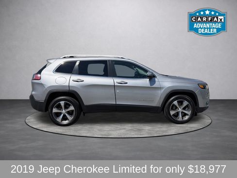 Used 2019 Jeep Cherokee Limited AWD/4WD image 2