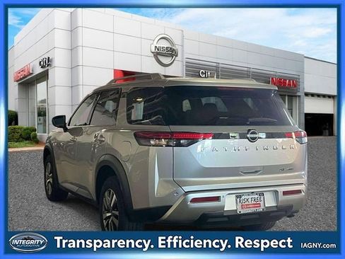Used 2025 Nissan Pathfinder SL AWD/4WD image 7