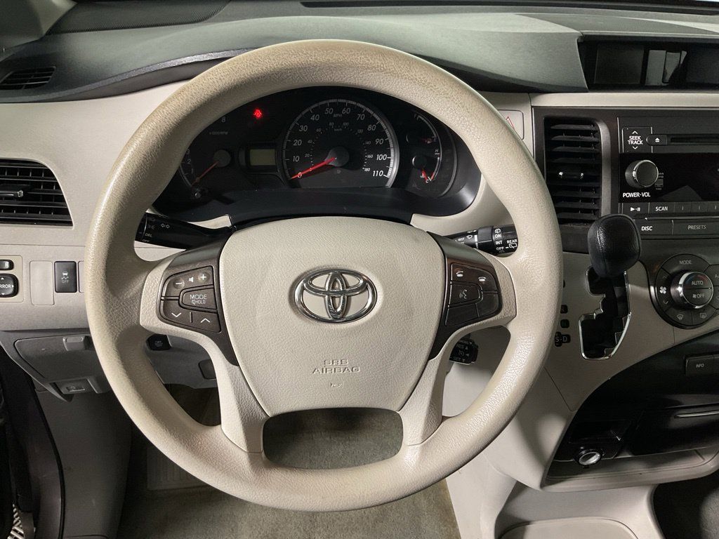 Used 2013 Toyota Sienna LE w/ Towing Pkg FWD image 23