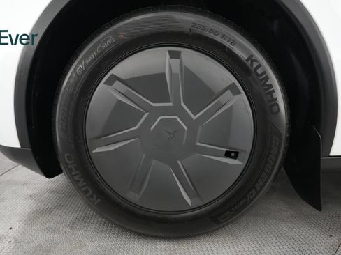 Used 2026 Tesla Model Y 2WD image 18