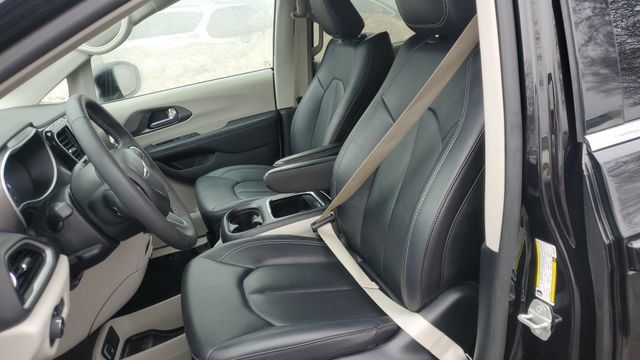 Used 2024 Chrysler Pacifica Touring-L FWD image 21