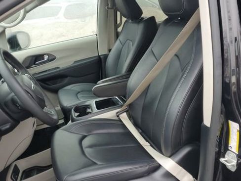 Certified 2024 Chrysler Pacifica Touring-L image 21