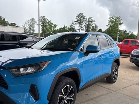 Used 2020 Toyota RAV4 LE FWD image 1